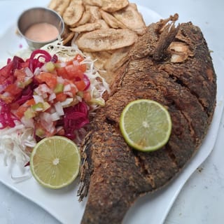 Pescado Frito con Tajadas
